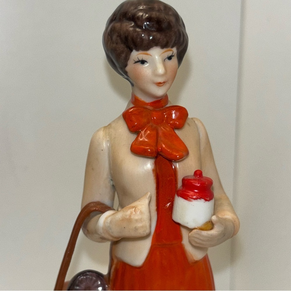 Tupperware Series II ceramic “Tupperware Lady” art deco style figurine - Picture 7 of 7